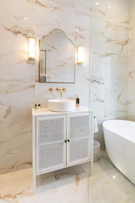 The Devonshire Suite - Your 5 Star West End Stay! 글라스고 외부 사진